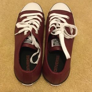 NWOT low top maroon chucks!!